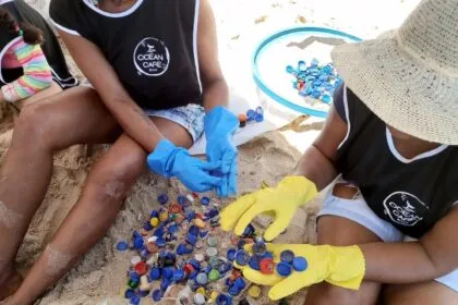 campanha realiza mutirao de limpeza na praia de stella maris