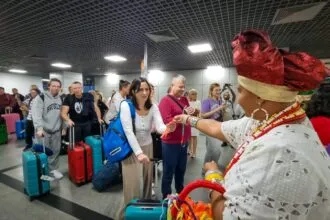 turistas da polonia chegam a bahia em voo inedito direto de varsovia